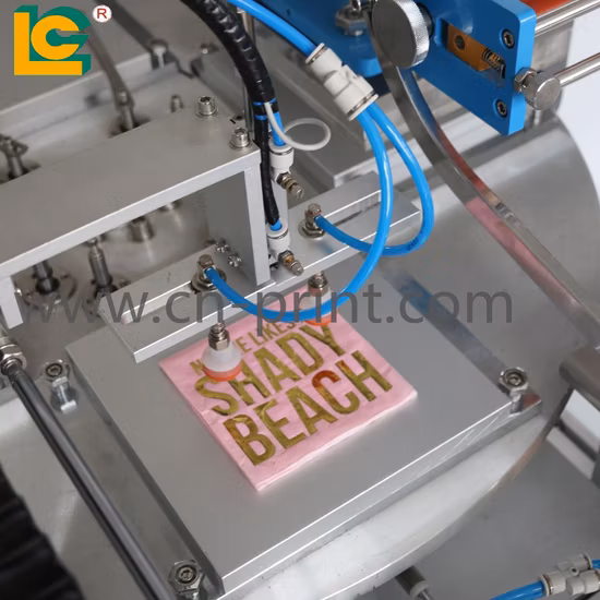 Machine d'estampage à chaud pour serviettes en papier avec déchargement automatique
